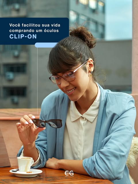Campanha Empório Glasses: mulher com óculos em café urbano