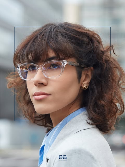 Campanha Empório Glasses: mulher com armação cristal